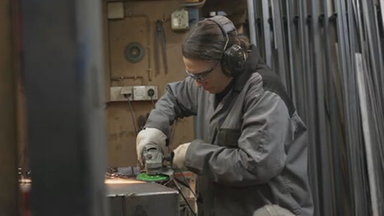 Ofenbauerin Laura Hauck beim Ausführen ihres Handwerks