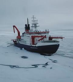 Ein Forschungsschiff fährt durch das arktische Eismeer