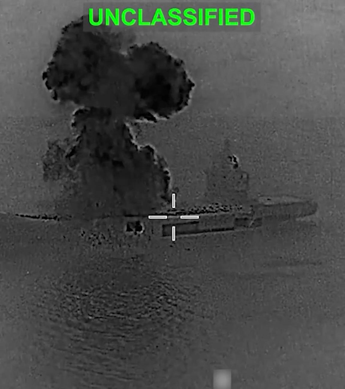 Dieser Screenshot stammt aus einem undatierten und nicht lokalisierten Video, das das US-Zentralkommando am 05.03.2026 auf seinem X-Account @CENTCOM veröffentlicht hat - es zeigt einen Angriff auf ein Schiff im Rahmen der „Operation Epic Fury“. 