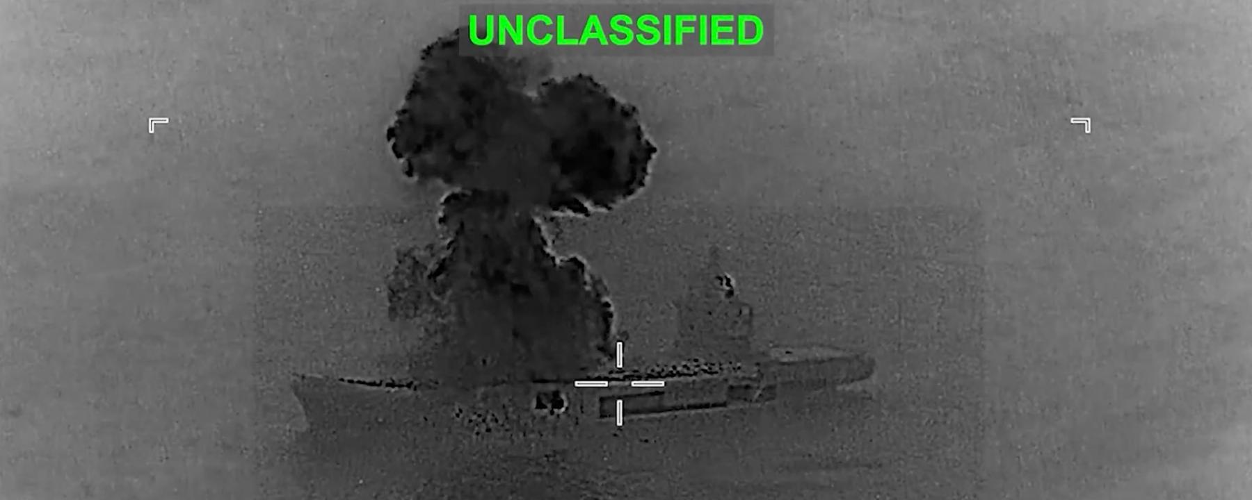 Dieser Screenshot stammt aus einem undatierten und nicht lokalisierten Video, das das US-Zentralkommando am 05.03.2026 auf seinem X-Account @CENTCOM veröffentlicht hat - es zeigt einen Angriff auf ein Schiff im Rahmen der „Operation Epic Fury“. 