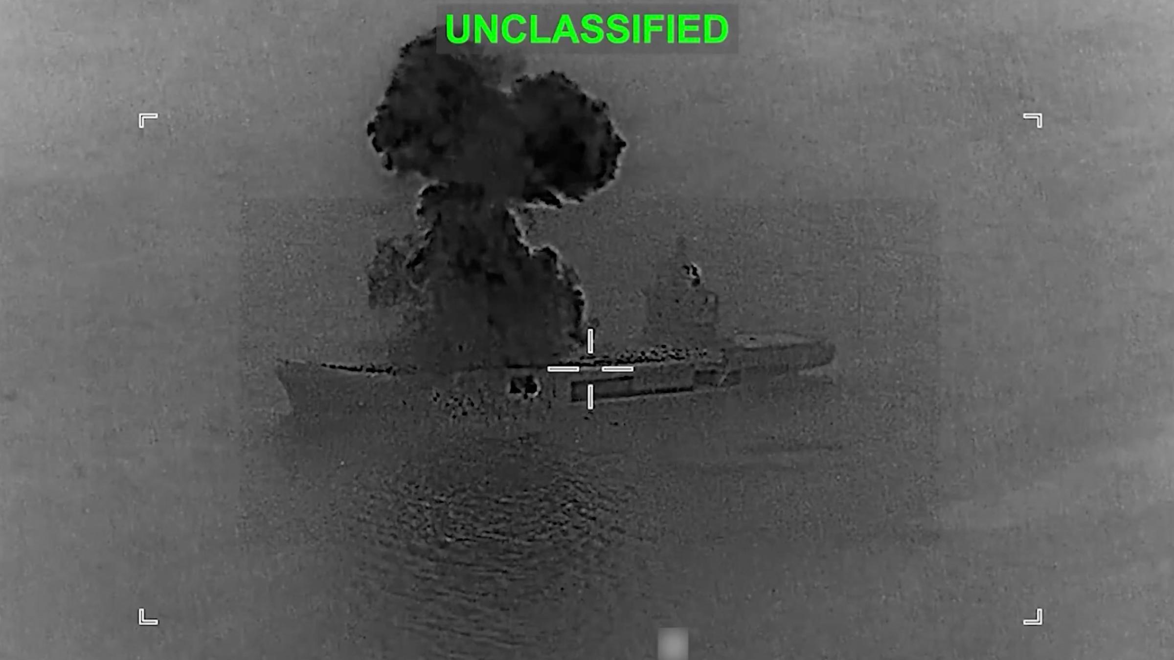 Dieser Screenshot stammt aus einem undatierten und nicht lokalisierten Video, das das US-Zentralkommando am 05.03.2026 auf seinem X-Account @CENTCOM veröffentlicht hat - es zeigt einen Angriff auf ein Schiff im Rahmen der „Operation Epic Fury“. 