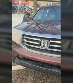 Der Kühlergrill eines weinroten Hondas