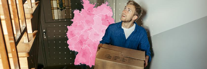 Mann trägt Umzugskarton die Treppe hoch. Im Hintergrund ist eine Deutschlandkarte, eingefärbt nach Höhe der Mietpreise, zu sehen.