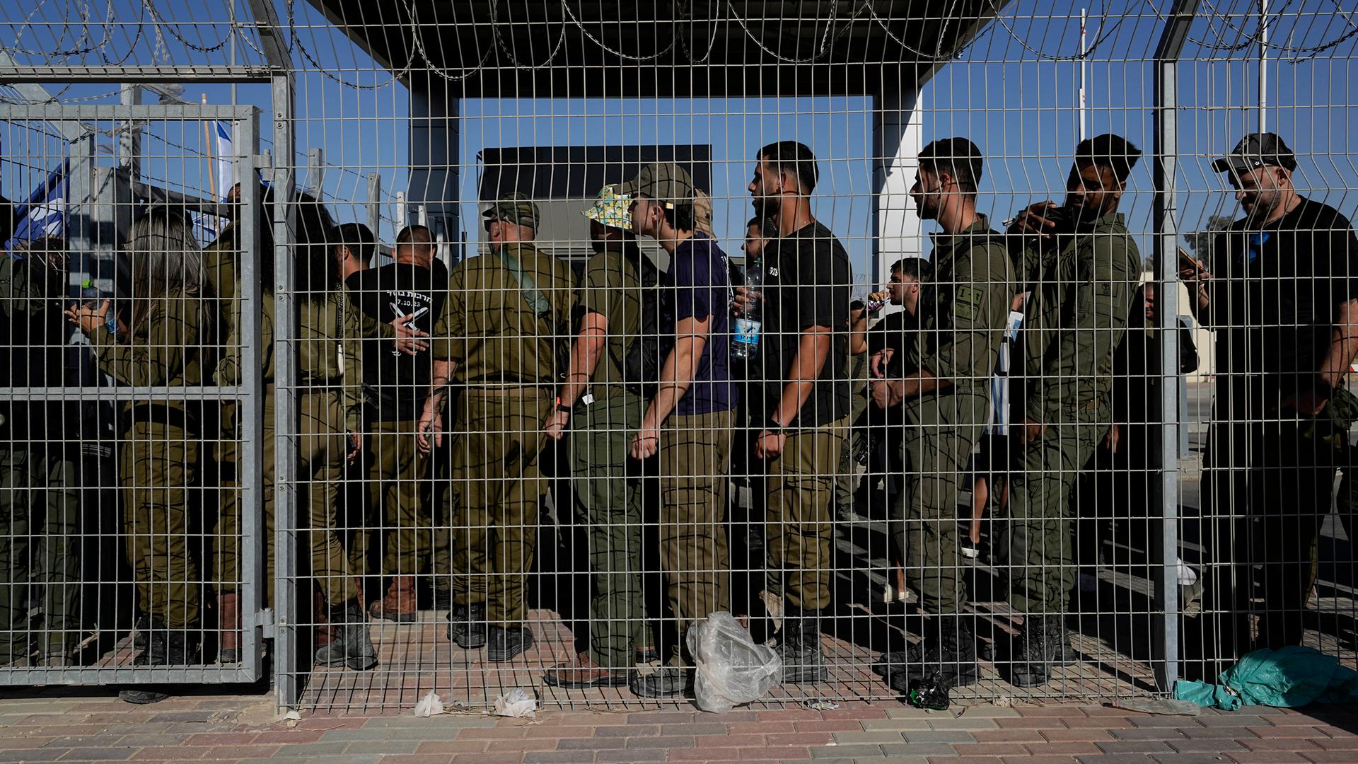 Israelische Soldaten versammeln sich am Tor des Militärstützpunkts Sde Teiman am 29.07.2024.