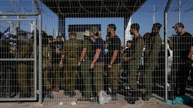 Israelische Soldaten versammeln sich am Tor des Militärstützpunkts Sde Teiman am 29.07.2024.