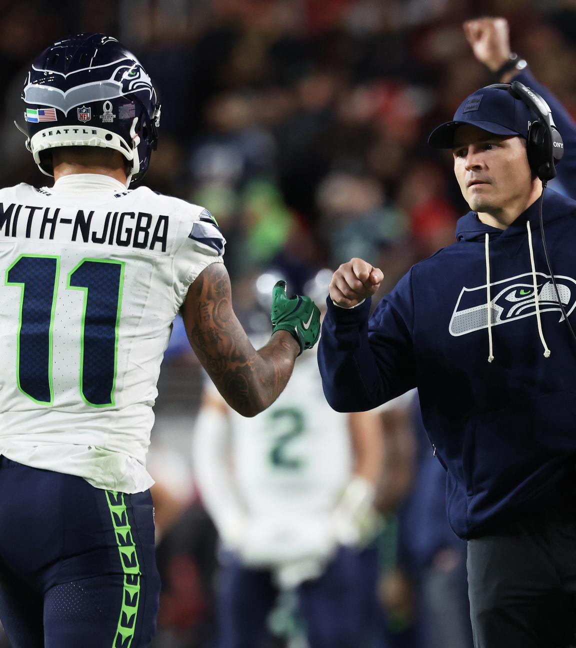 Seattle Seahawks Wide Receiver Jaxon Smith-Njigba (11) wird von Cheftrainer Mike Macdonald während der ersten Halbzeit eines NFL-Footballspiels gegen die San Francisco 49ers in Santa Clara, Kalifornien, am Samstag, dem 3. Januar 2026, beglückwünscht.