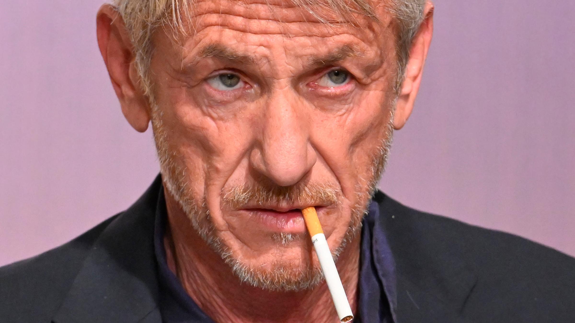 Der Schauspieler Sean Penn mit einer Zigarette im Mund. 