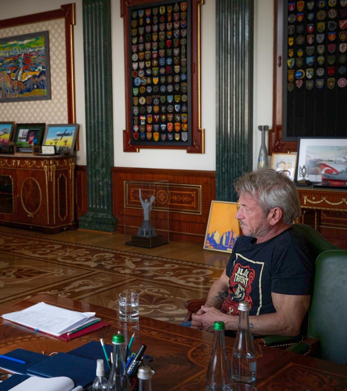 Sean Penn und Wolodymyr Selenskyj sitzen in einem Büro und reden miteinander.