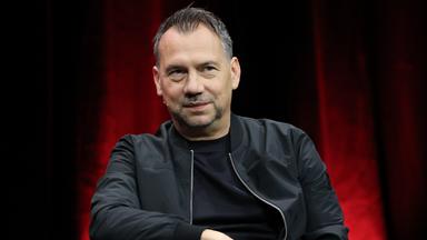 Autor Sebastian Fitzek sitzt während der Frankfurter Buchmesse auf der Bühne und blickt in das Publikum am 10.10.2026.