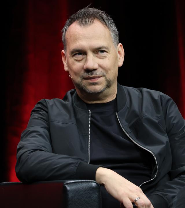 Autor Sebastian Fitzek sitzt während der Frankfurter Buchmesse auf der Bühne und blickt in das Publikum am 10.10.2026.