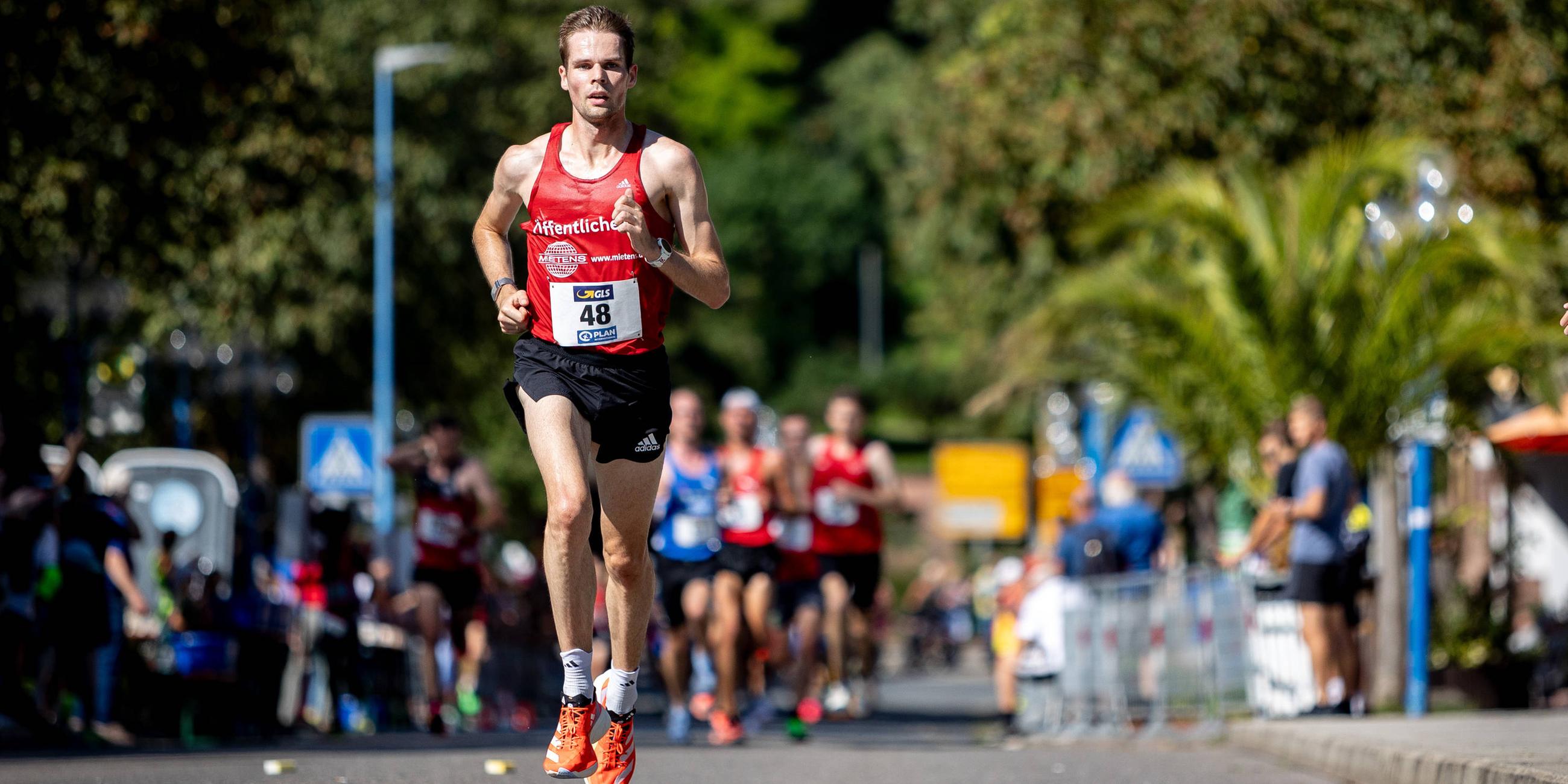 Sebastian Hendel bei der Deutschen Meisterschaft im 10-km-Straßenlauf am 10. September 2023 auf der Strecke