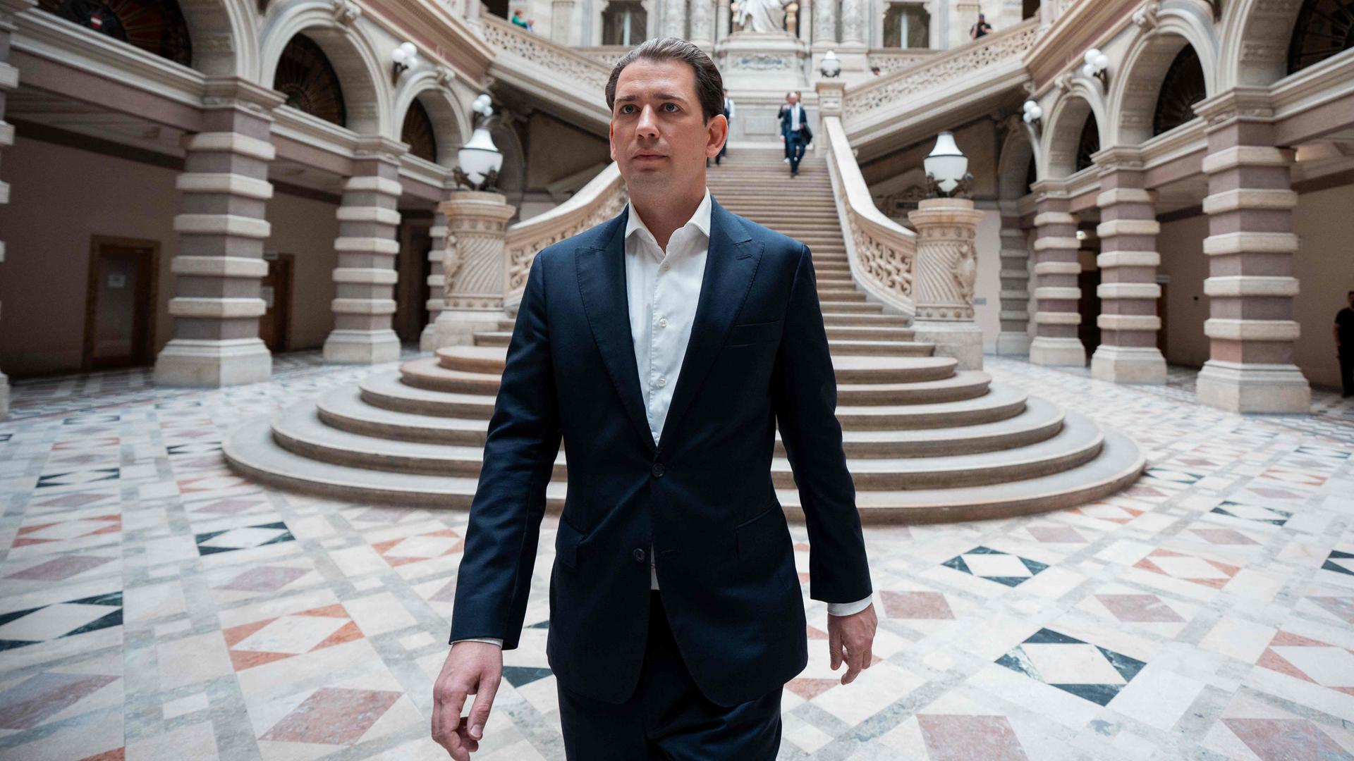 Österreichs ehemaliger Bundeskanzler Sebastian Kurz verlässt das Gericht nach der Verhandlung über seine Berufung gegen seine Verurteilung wegen Falschaussage am 26. Mai 2025 in Wien, Österreich. 
