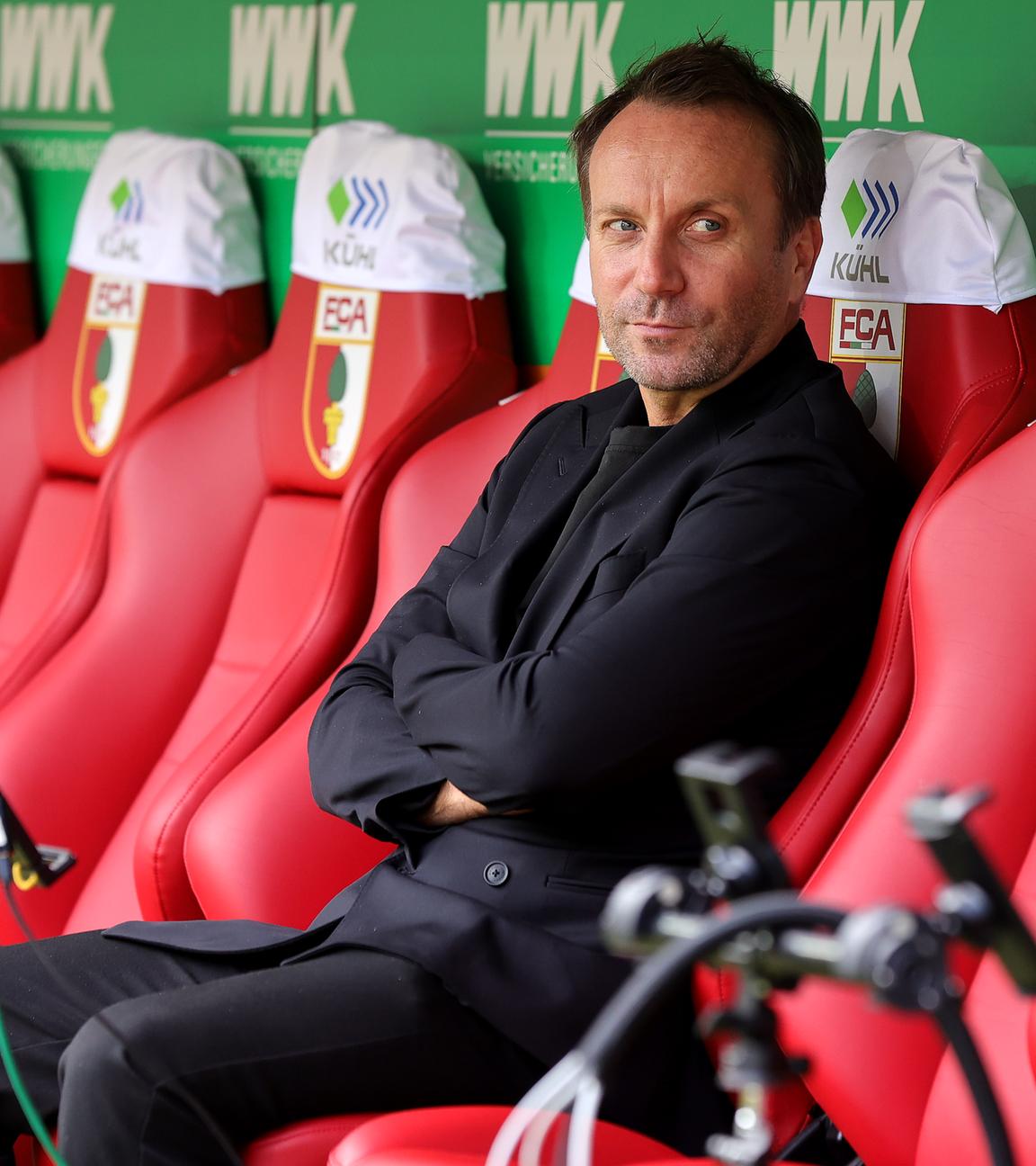 Sebastian Schindzielorz sitzt auf der Bank