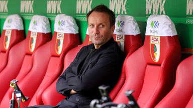 Sebastian Schindzielorz sitzt auf der Bank