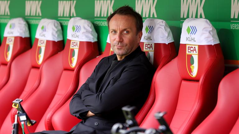 Sebastian Schindzielorz sitzt auf der Bank