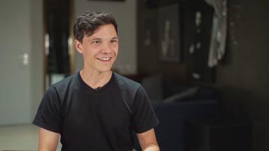 Auf dem Bild zu sehen ist: Schauspieler Sebastian Urzendowsky in einer Nahaufnahme 