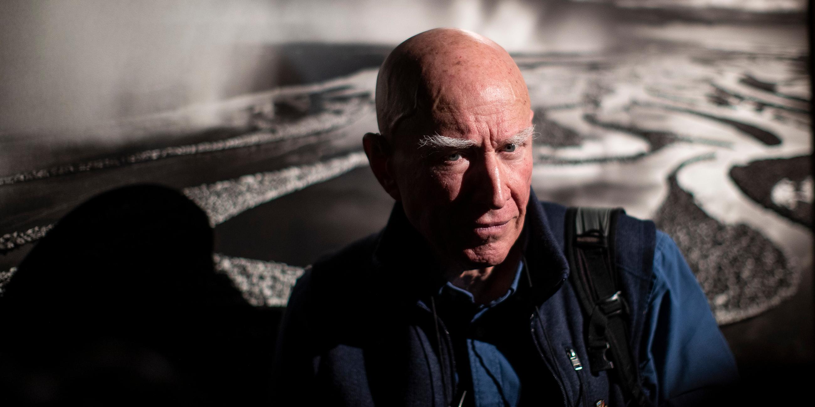 Fotograf Sebastião Salgado wird vor einem seiner Fotografien am 06.02.2025 fotografiert.