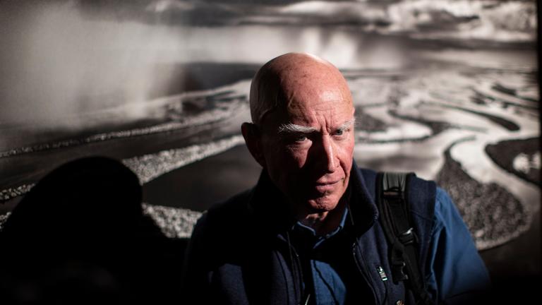 Fotograf Sebastião Salgado wird vor einem seiner Fotografien am 06.02.2025 fotografiert.