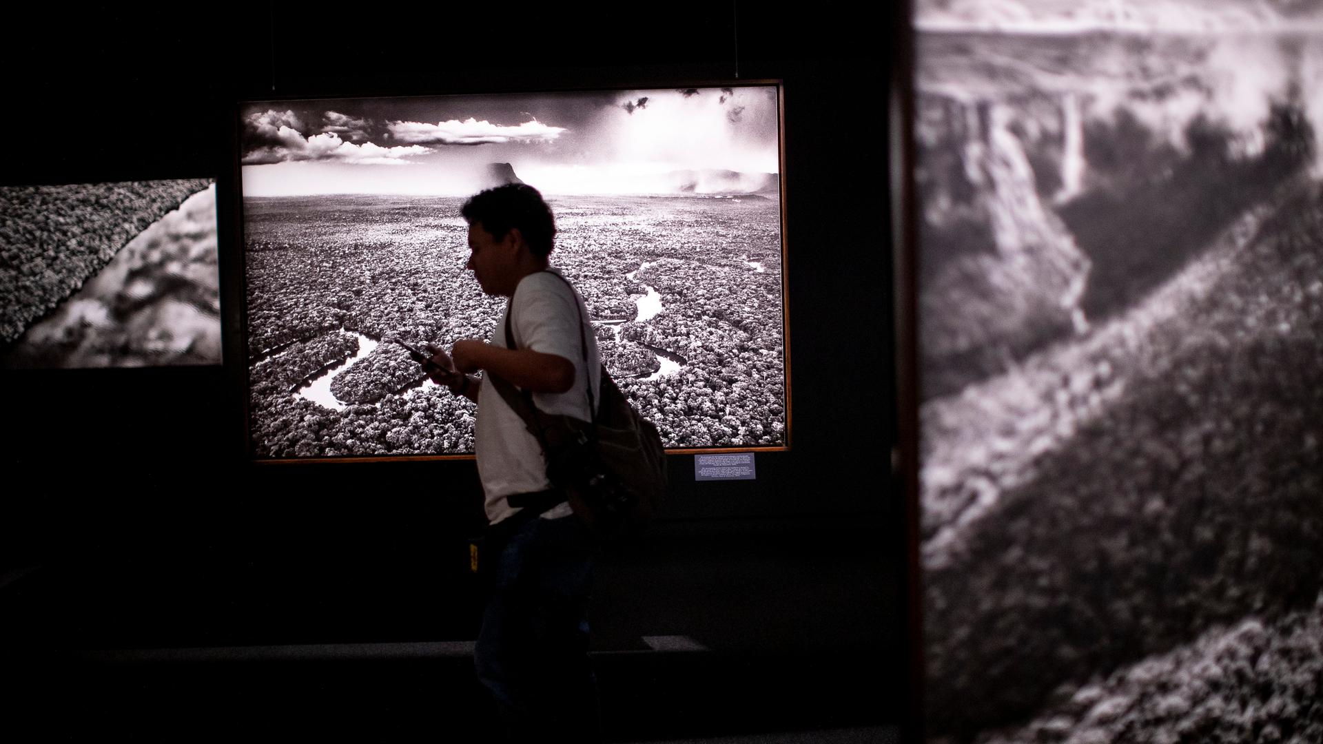 Eine Person geht an einem Foto aus der Ausstellung "Amazonia" des brasilianischen Fotografen Sebastiao Salgado im Nationalmuseum für Anthropologie in Mexiko-Stadt vorbei. 