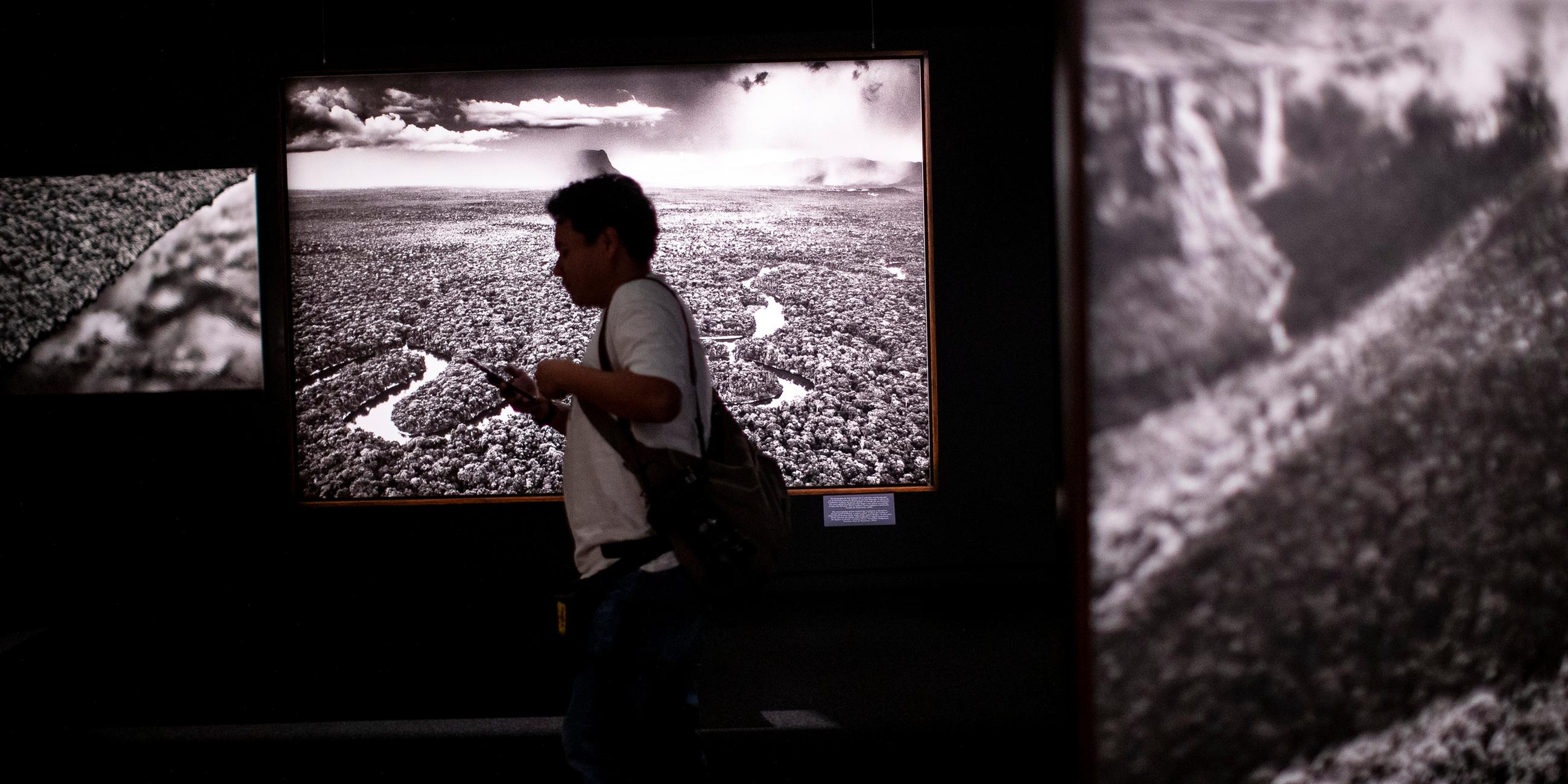 Eine Person geht an einem Foto aus der Ausstellung "Amazonia" des brasilianischen Fotografen Sebastiao Salgado im Nationalmuseum für Anthropologie in Mexiko-Stadt vorbei. 