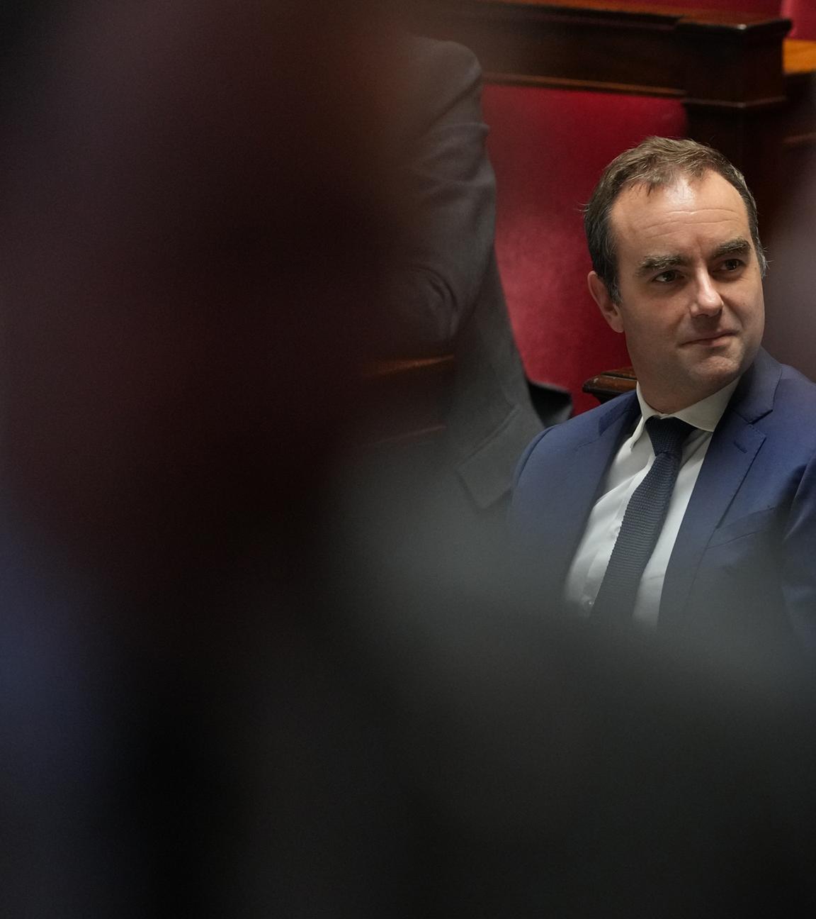 Frankreichs Premierminister Sebastien Lecornu verfolgt die Debatte über den Misstrauensantrag gegen seine Regierung in der Nationalversammlung. 