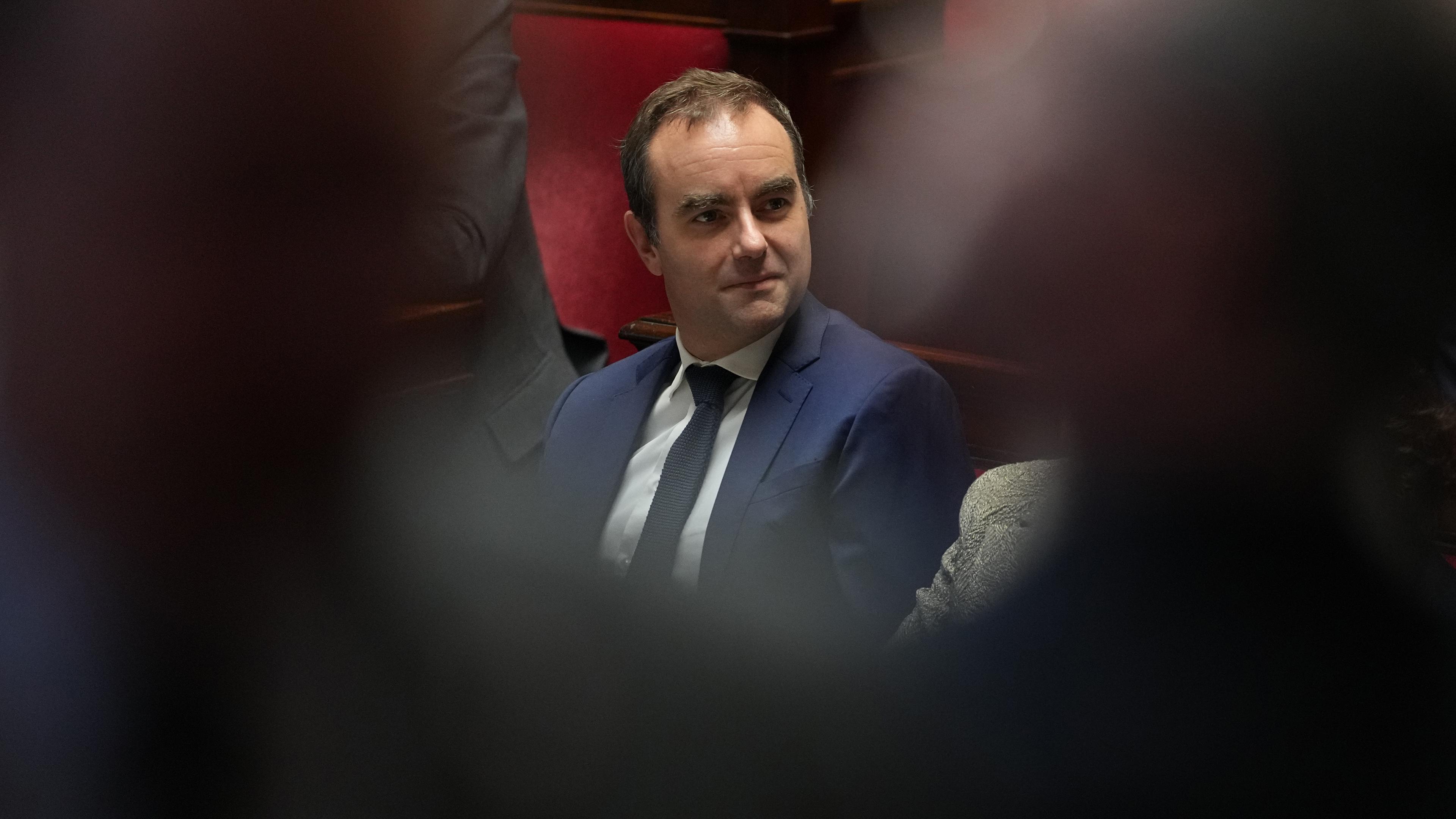 Frankreichs Premierminister Sebastien Lecornu verfolgt die Debatte über den Misstrauensantrag gegen seine Regierung in der Nationalversammlung. 