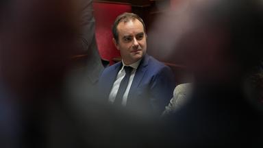 Frankreichs Premierminister Sebastien Lecornu verfolgt die Debatte über den Misstrauensantrag gegen seine Regierung in der Nationalversammlung. 