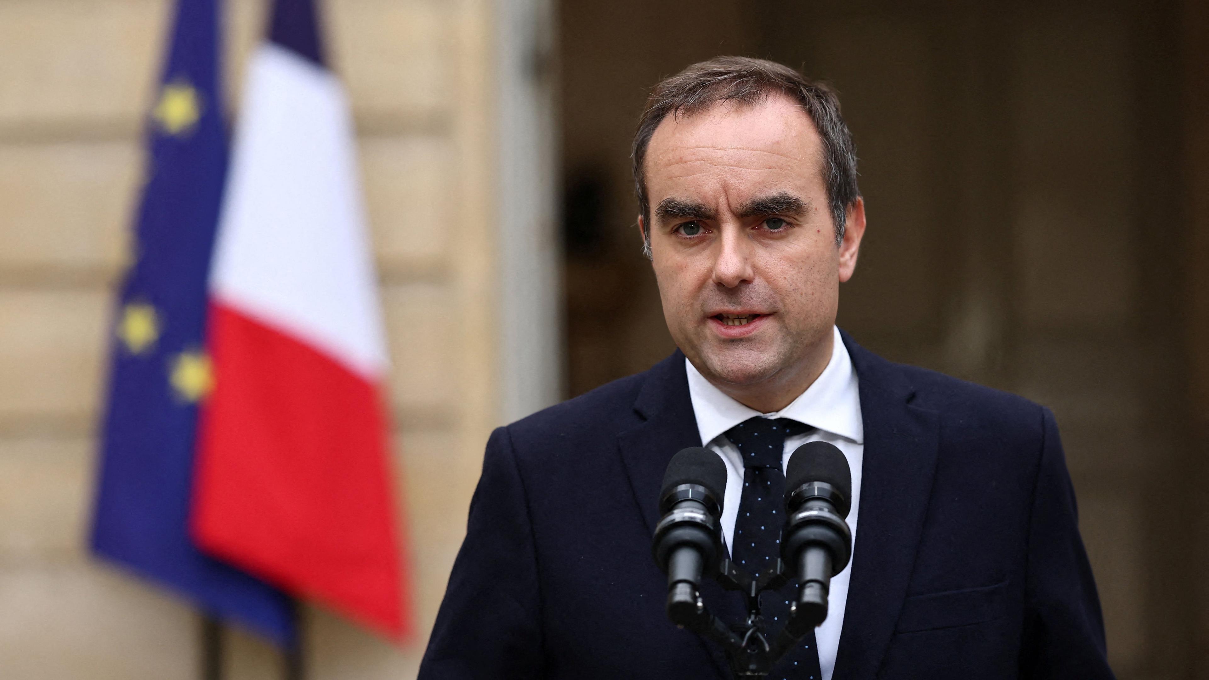 Der scheidende französische Premierminister Sebastien Lecornu, der heute Morgen dem französischen Präsidenten den Rücktritt seiner Regierung eingereicht hat, gibt am 6. Oktober 2025 im Hotel Matignon in Paris eine Erklärung ab. 