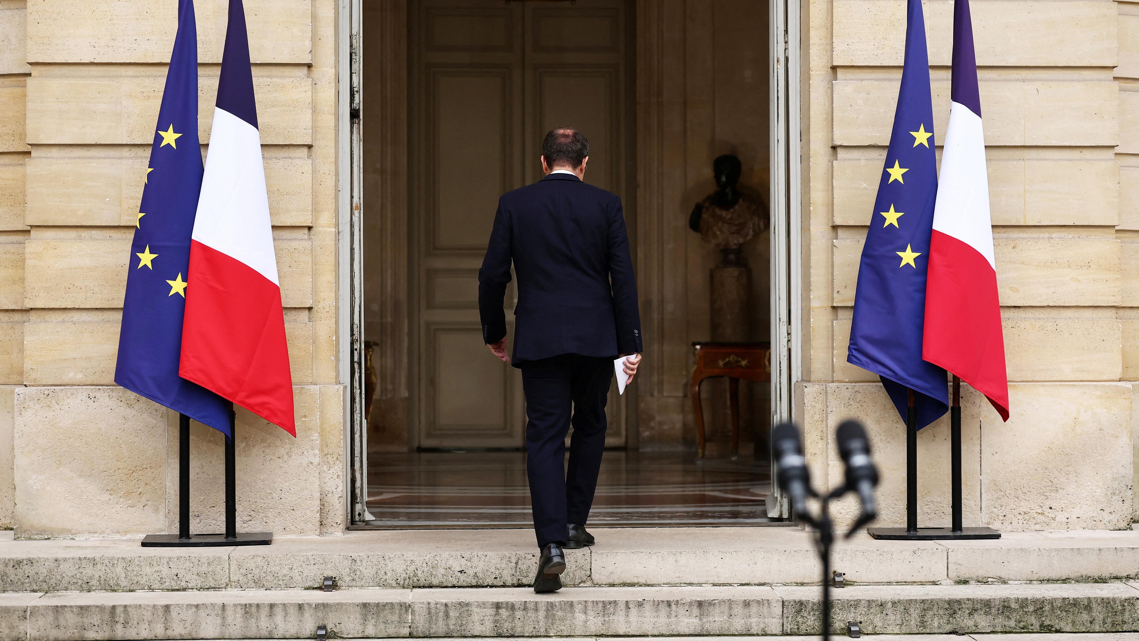 Der scheidende französische Premierminister Sebastien Lecornu, der heute Morgen dem französischen Präsidenten den Rücktritt seiner Regierung eingereicht hat, gibt am 6. Oktober 2025 im Hotel Matignon in Paris eine Erklärung ab. 