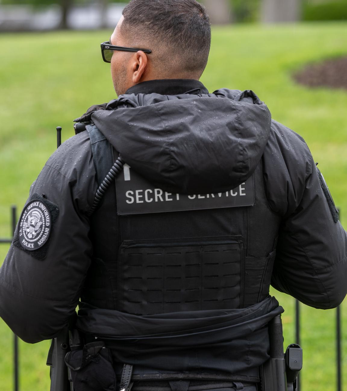 Ein Secret-Service-Agent vor dem Nordrasen des Weißen Hauses.