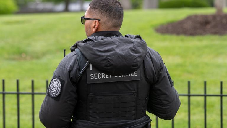 Ein Secret-Service-Agent vor dem Nordrasen des Weißen Hauses.