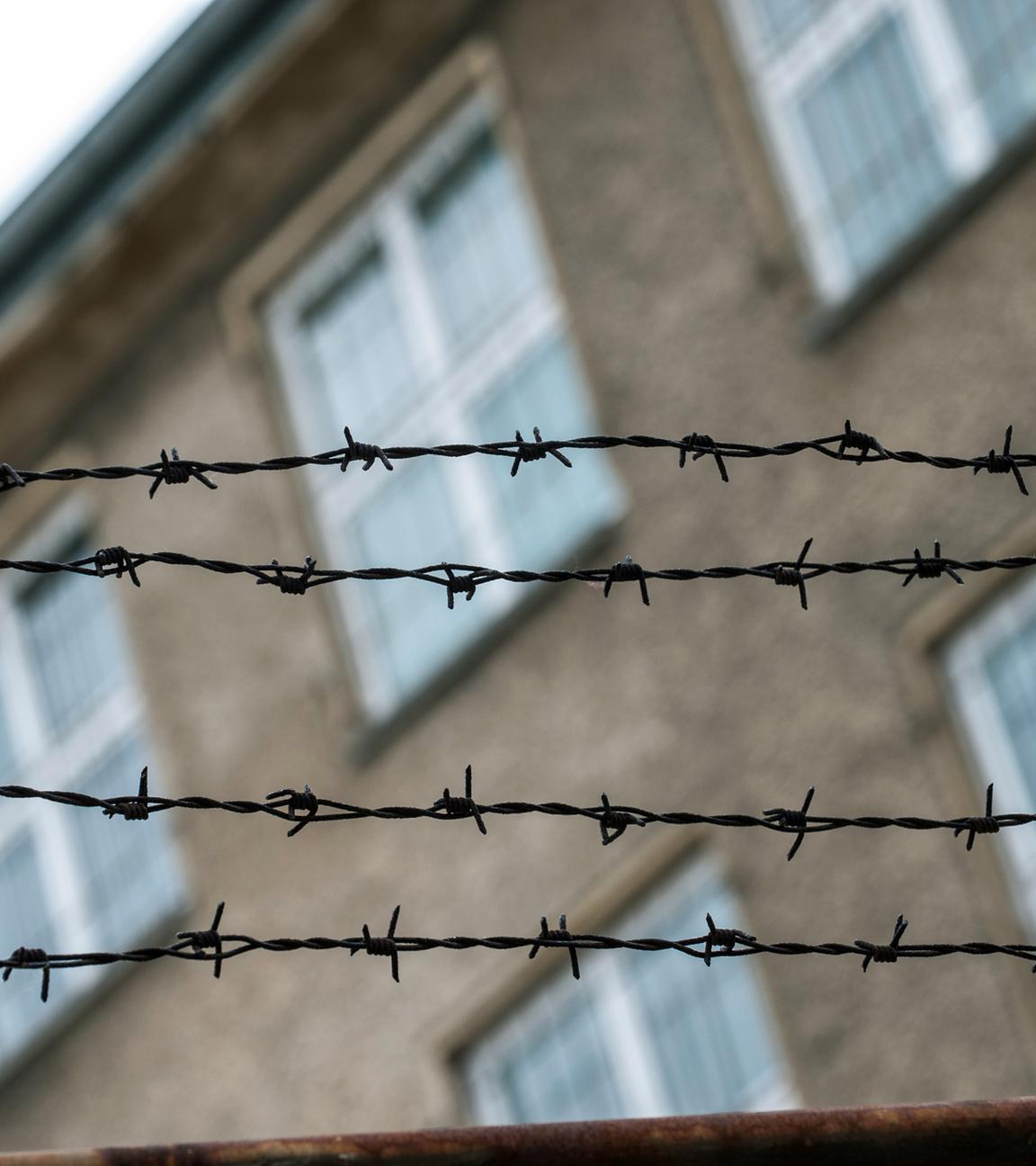Berlin: Stacheldraht ist in Berlin vor dem ehemaligen Zellentrakt in der Stasiopfer-Gedenkstätte in Hohenschönhausen zu sehen.