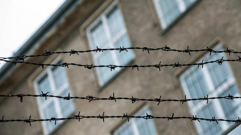 Berlin: Stacheldraht ist in Berlin vor dem ehemaligen Zellentrakt in der Stasiopfer-Gedenkstätte in Hohenschönhausen zu sehen.