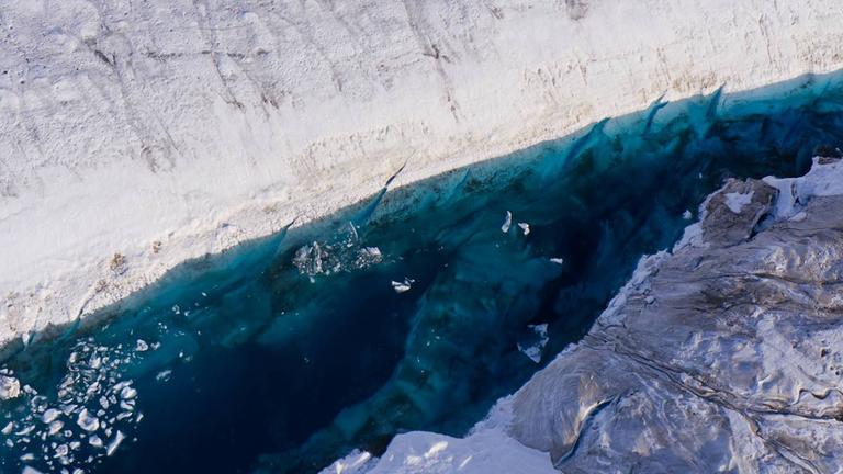 Auf einem Gletscher in Grönland hat sich ein See gebildet (undatiertes Foto). 