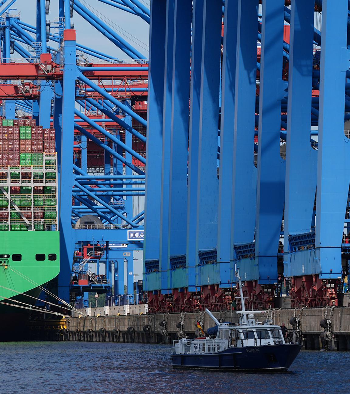 Hafen mit Kränen und beladenen Frachtern