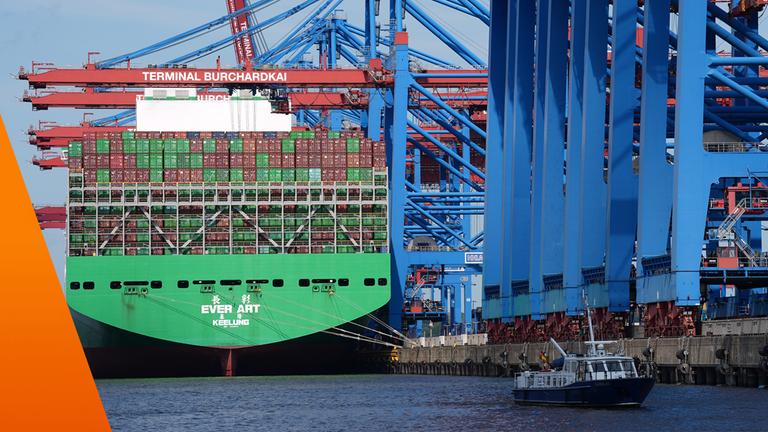 Hafen mit Kränen und beladenen Frachtern