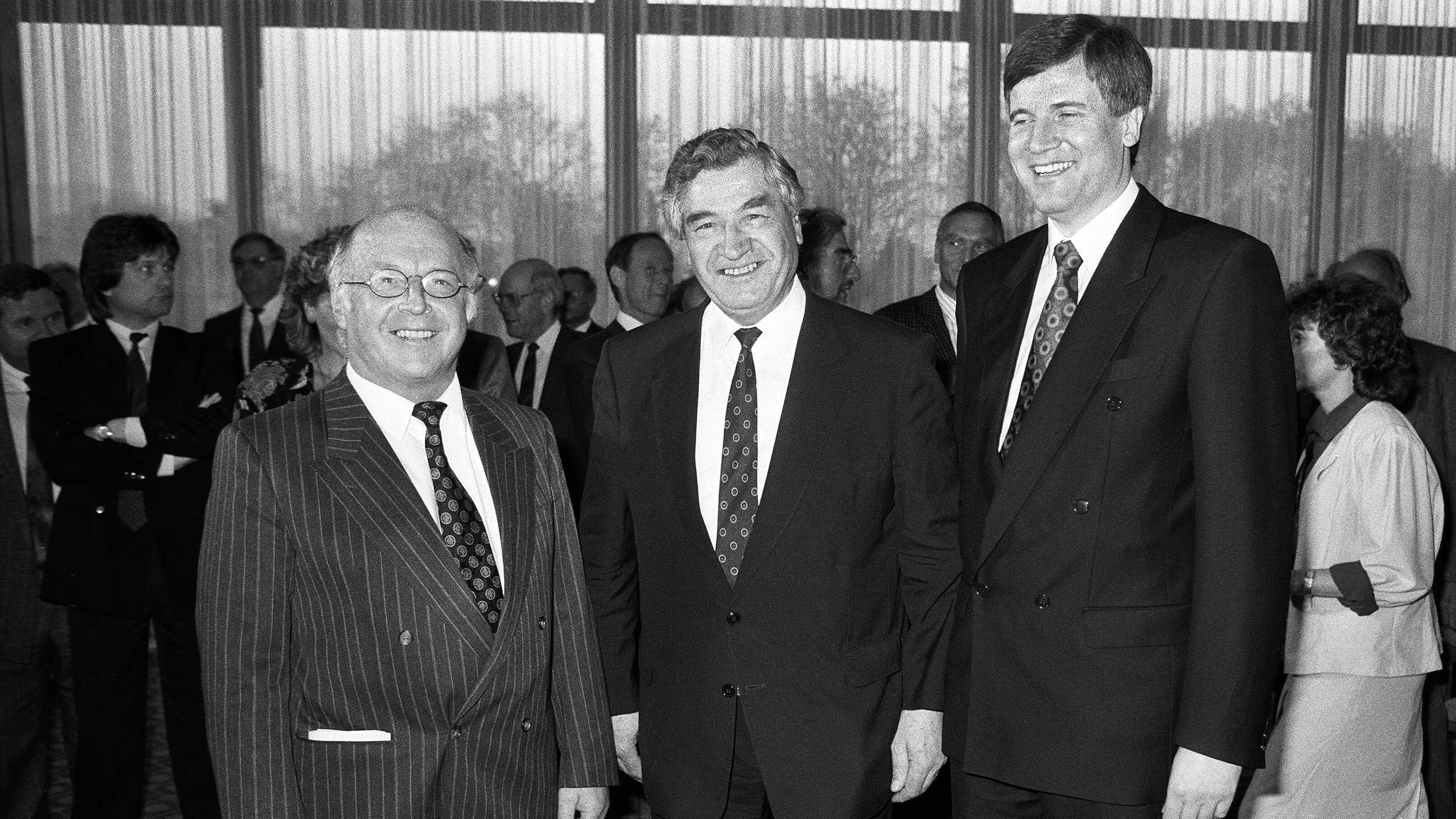 Horst Seehofer (r.) wird neuer Paralmentarischer Staatssekretär, mit Norbert Blüm (l.) und Stefan Höpfinger (m.)