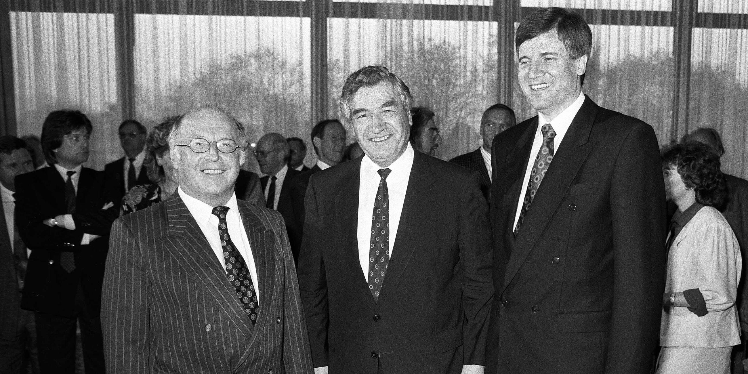 Horst Seehofer (r.) wird neuer Paralmentarischer Staatssekretär, mit Norbert Blüm (l.) und Stefan Höpfinger (m.)