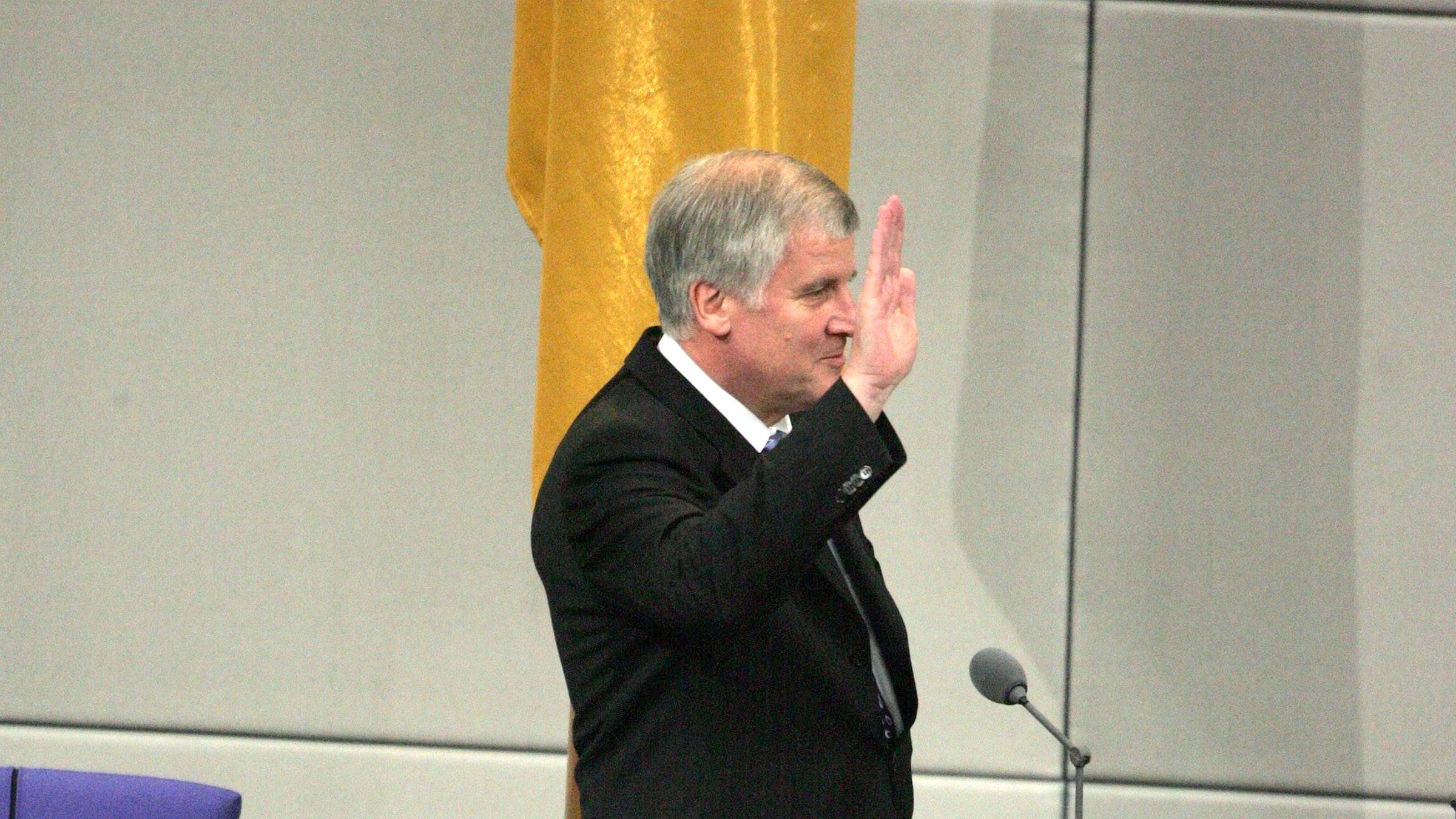 Agrar- und Verbraucherschutzminister Horst Seehofer leistet seinen Amtseid im Bundestag