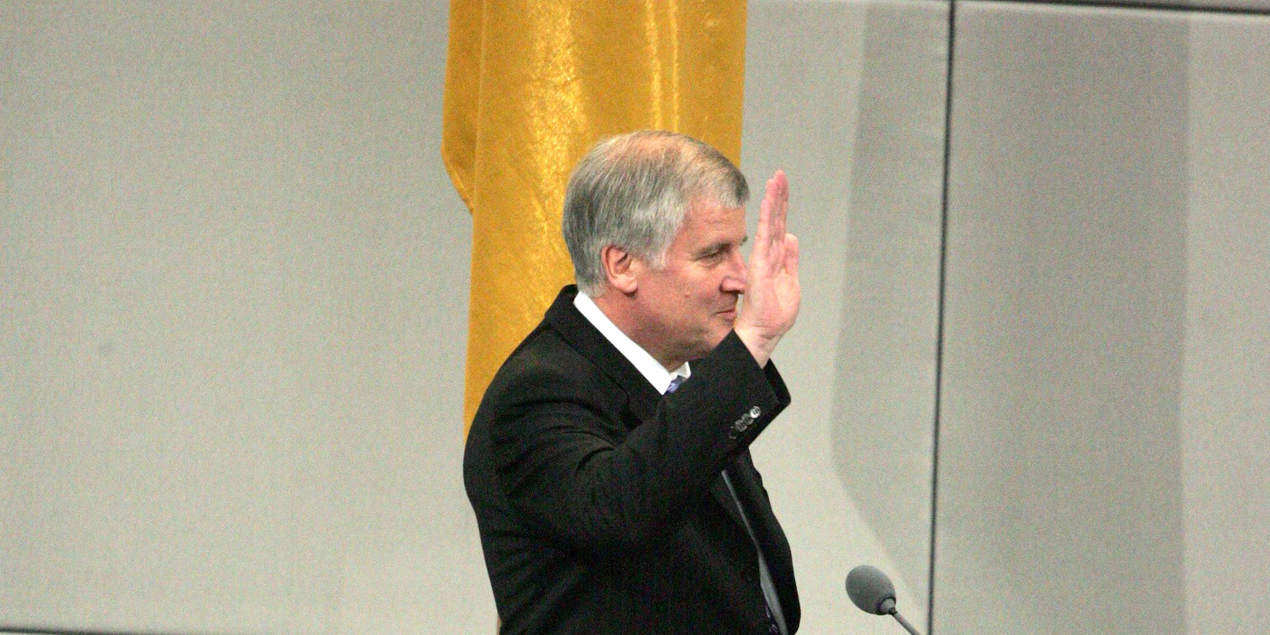 Agrar- und Verbraucherschutzminister Horst Seehofer leistet seinen Amtseid im Bundestag