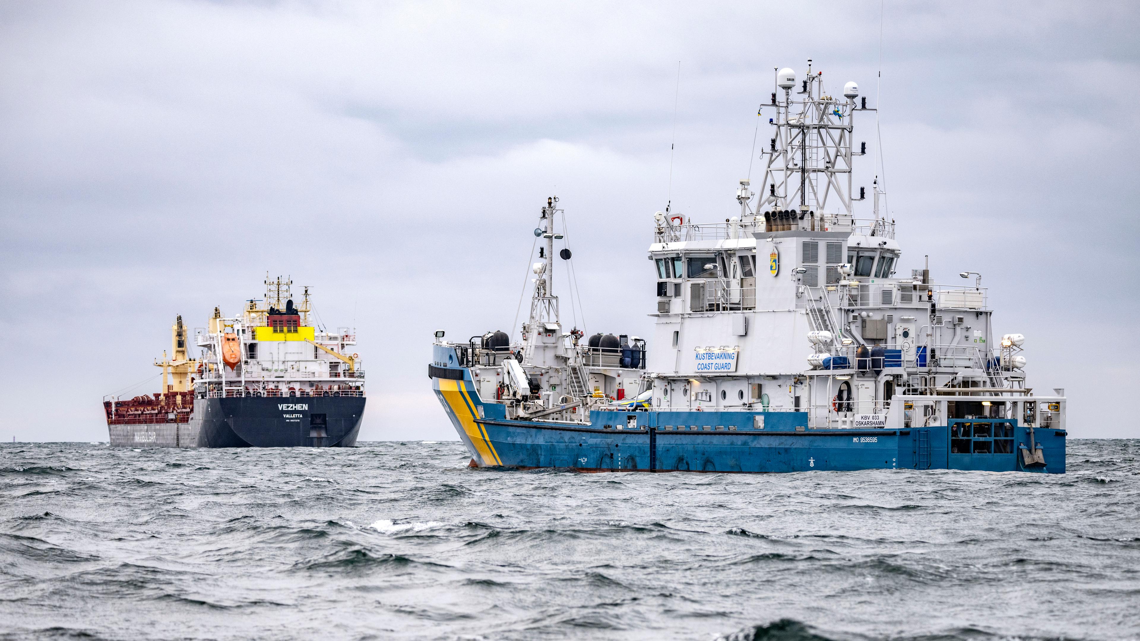  Das Schiff KBV033 der schwedischen Küstenwache (r) hält Wache neben dem Frachtschiff «Vezhen», das in der Ostsee vor Karlskrona vor Anker liegt.