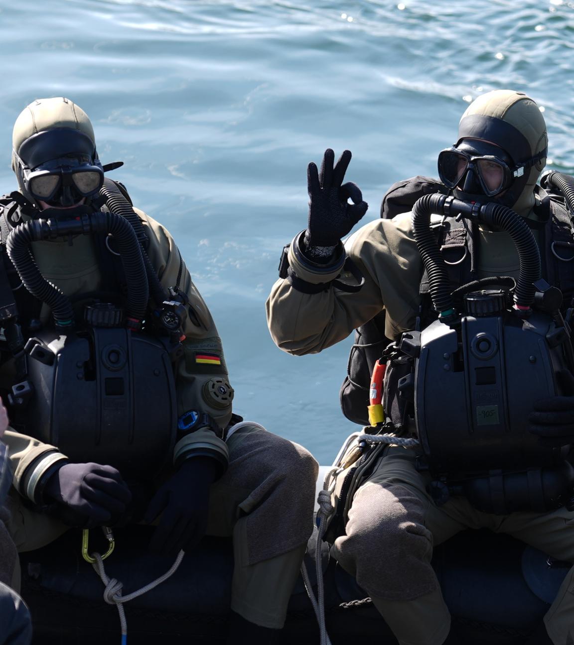 Minentaucher der Minentaucherkompanie des Seebataillons fahren auf einem Schlauchboot während des Pressetermins der Deutschen Marine zum Thema Minenabwehr am Marinestützpunkt Kiel.