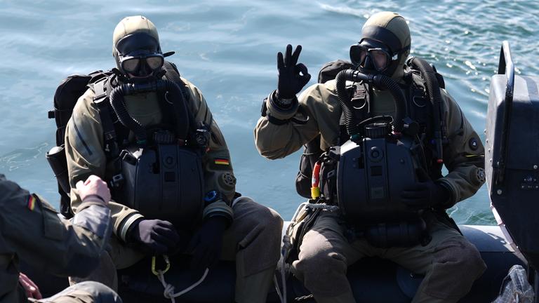 Minentaucher der Minentaucherkompanie des Seebataillons fahren auf einem Schlauchboot während des Pressetermins der Deutschen Marine zum Thema Minenabwehr am Marinestützpunkt Kiel.