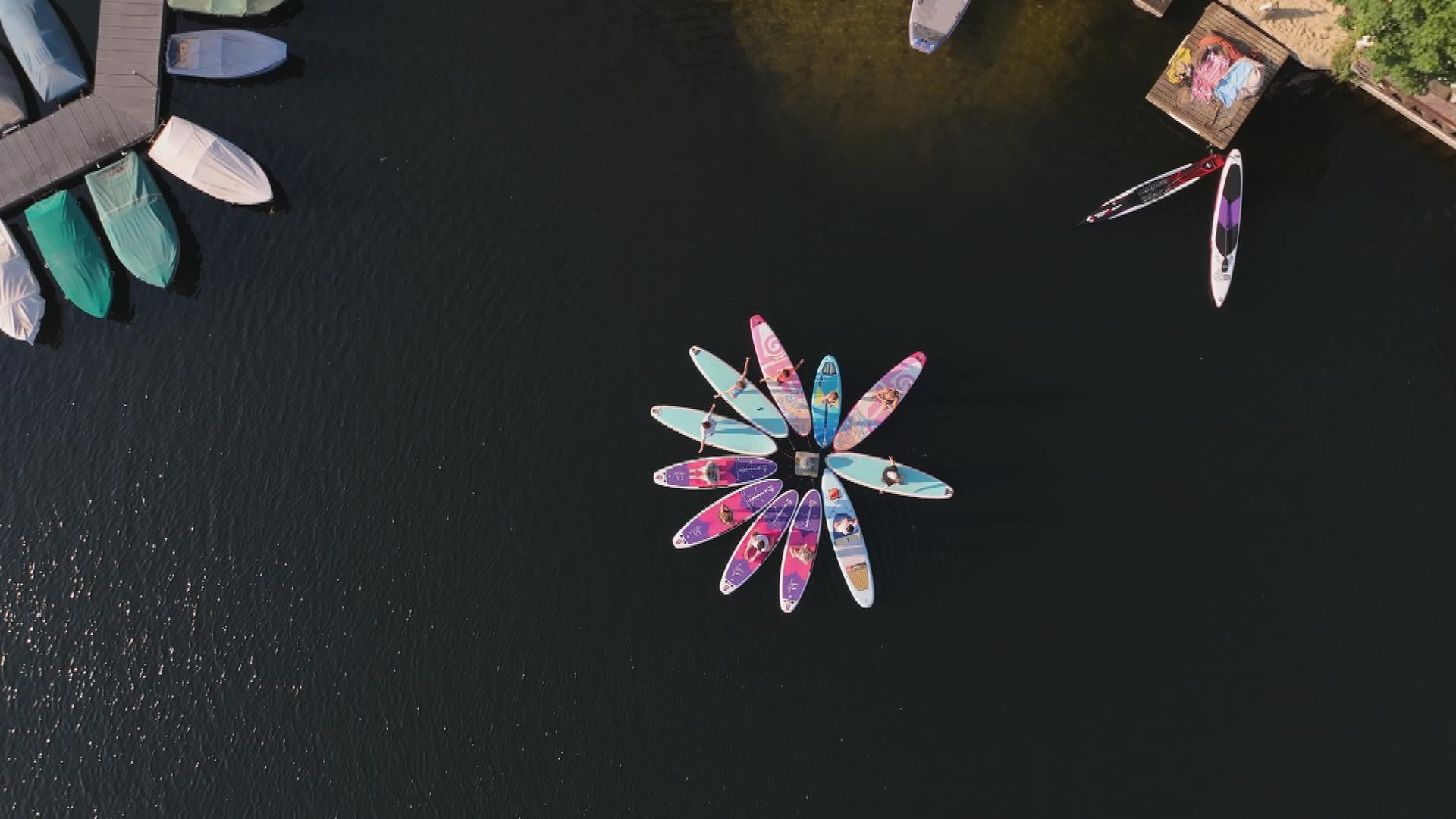Boote und Stand-up-Padels auf dem See