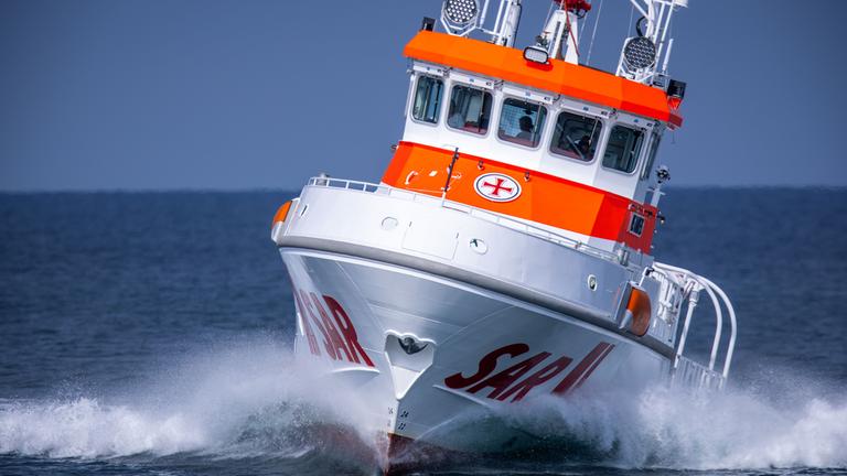 Der 28 Meter lange und fast 4.000 PS starke Seenotrettungskreuzer «Nis Randers» fährt bei einer Einsatzübung auf der Ostsee vor der Halbinsel Fischland-Darf-Zingst Manöver.
