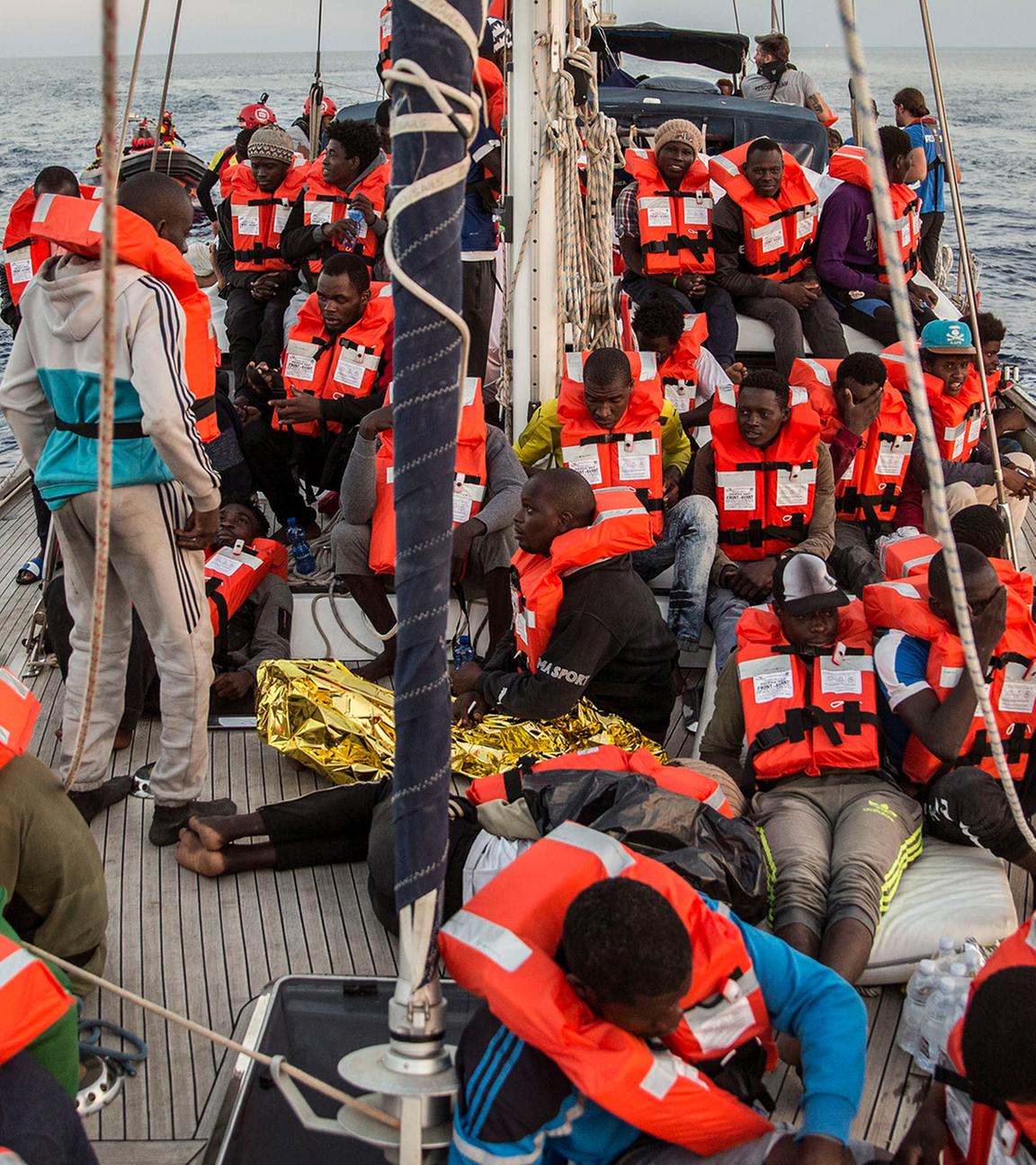 Archiv: Migranten sitzen auf einem Boot der Hilfsorganisation "Mediterranea Saving Humans" am 04.07.2019