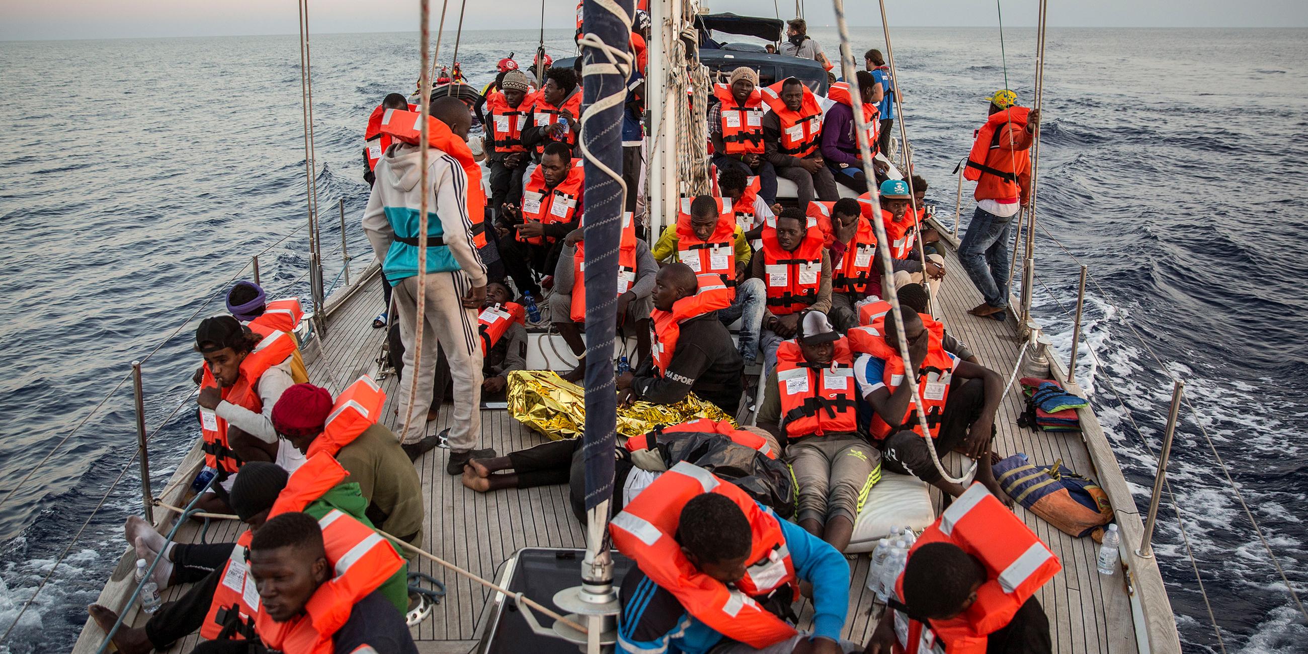 Archiv: Flüchtlinge sitzen auf einem Boot der Hilfsorganisation "Mediterranea Saving Humans" am 04.07.2019