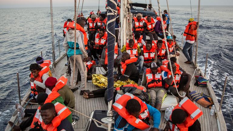 Archiv: Migranten sitzen auf einem Boot der Hilfsorganisation "Mediterranea Saving Humans" am 04.07.2019