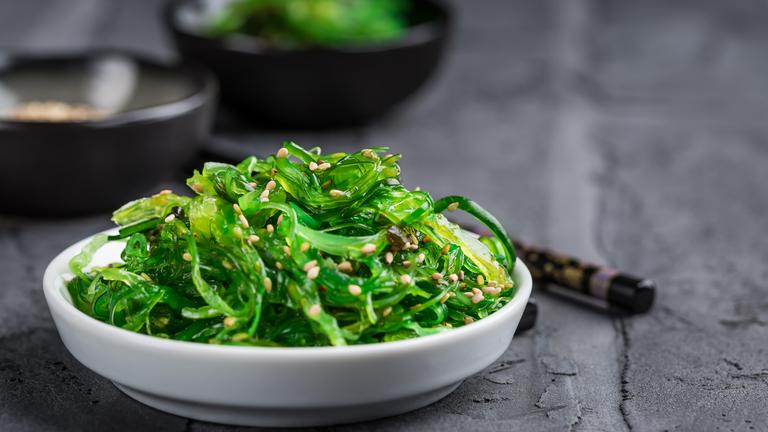 Traditioneller japanischer Wakame-Salat mit Sesamsamen