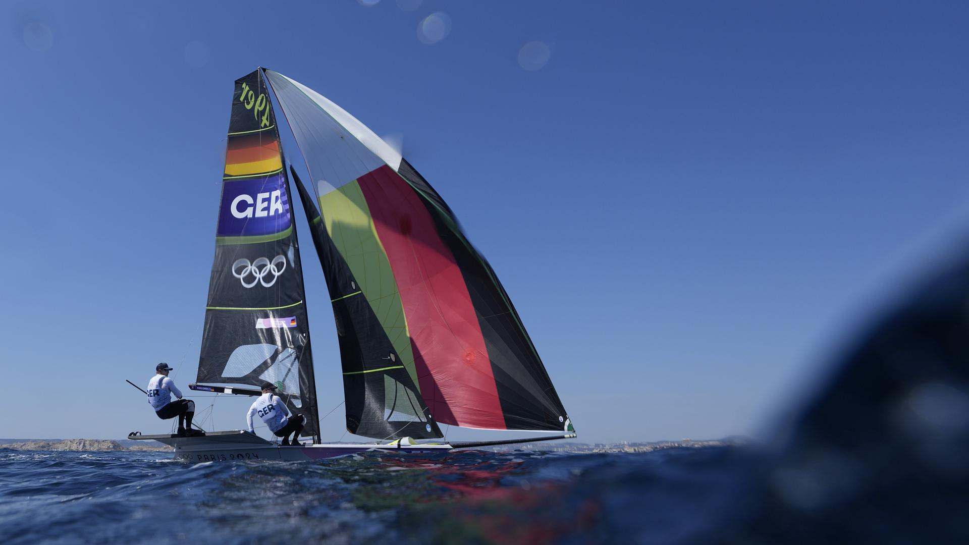 Die deutschen Segler Andreas Spranger und Jakob Meggendorfer während eines 49er-Trainings in Marseille.